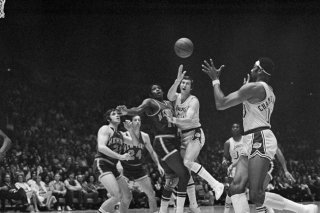 Jerry West transmet le ballon à Wilt Chamberlain en 1970 au Madison Square Garden contre les Knicks KEYSTONE/AP/ANONYMOUS